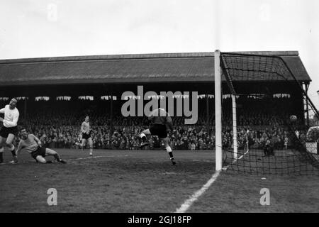 FOOTBALL WOLVERHAMPTON WANDERERS V FULHAM TONY MACEDO EN ACTION ; 7 DÉCEMBRE 1963 Banque D'Images