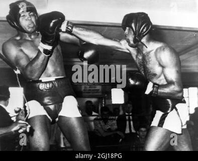 28 JANVIER 1964 L'ARGILE CASSIUS ( MUHAMMAD ALI ) EST FRAPPÉ PAR SON FRÈRE, RUDOLPH CLAY, LORS D'UNE SESSION D'ENTRAÎNEMENT À MIAMI BEACH, FLORIDE, ETATS-UNIS. Banque D'Images