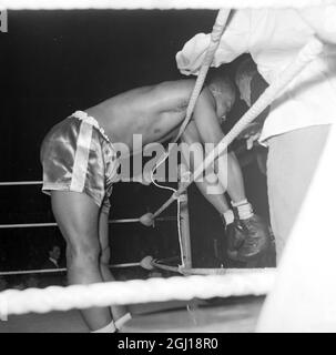 POIDS LOURD DE BOXE JOE BYGRAVES V BILLY WALKER À LONDRES ; 28 JANVIER 1964 Banque D'Images