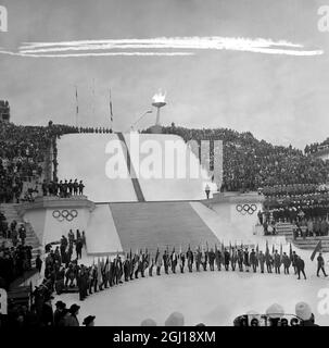 29 JANVIER 1964 LA FLAMME OLYMPIQUE BRÛLE DE VIVES FLAMMES LORS DE LA CÉRÉMONIE D'OUVERTURE DES JEUX OLYMPIQUES D'HIVER À INNSBRUCK, EN AUTRICHE. Banque D'Images