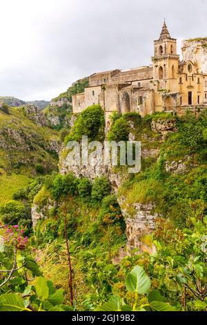 Italie, Sicile, province de Matera, Matera. Ravin de Torrente Gravina Gravina (rivière) et de la ville de Matera. Chiesa di San Pietro le Dodici Lune à righ Banque D'Images