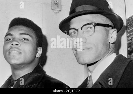 2 MARS 1964 MALCOLM X AVEC LE CHAMPION AMÉRICAIN DE BOXE CASSIUS CLAY QUI EST UN SUPPORTER DES MUSULMANS NOIRS DEPUIS DE NOMBREUSES ANNÉES. NEW YORK, ÉTATS-UNIS. Banque D'Images