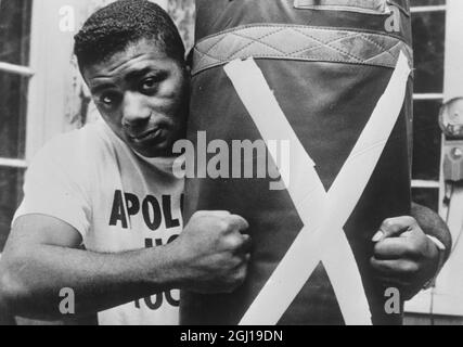 SAC DE BOXE POIDS LOURD FLOYD PATTERSON PUNCHS MARQUÉ X AUX ÉTATS-UNIS; 11 MARS 1964 Banque D'Images