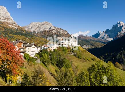 Village Colle San Lucia à Val Fiorentina. Monte Pelmo en arrière-plan, une icône des Dolomites. Les Dolomites de la Vénétie font partie de l'UNE Banque D'Images