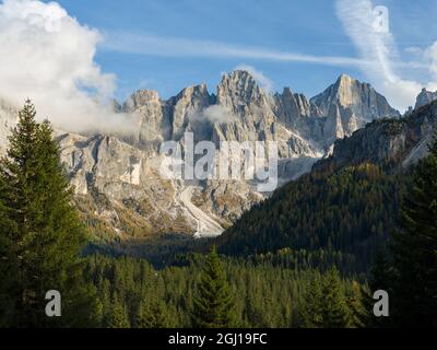 CIMA della Vezzana, cima dei Bureloni. Sommets dominant Val Venegia. Groupe Pala (Pale di San Martino) dans les dolomites de Trentin, Italie. Pala est Banque D'Images
