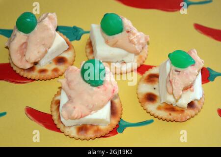 Trempette au fromage Haloumi et au piment doux sur un biscuit de craquelins Banque D'Images