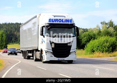 Nouveau, blanc Iveco S-Way Truck Euroline, plaques SRB, tractant semi-remorque sur la route 52 lors d'une journée ensoleillée de l'été. Salo, Finlande. 9 juillet 2021. Banque D'Images