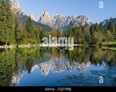 Lago Welsperg. Valle del Canali dans la chaîne de montagnes Pale di San Martino, une partie du site du patrimoine mondial de l'UNESCO Dolomites, dans les dolomites de la Primi Banque D'Images