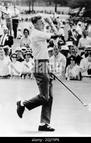 LE GOLFEUR ARNOLD PALMER ET BRUCE DEVLIN EN ACTION À AUGUSTA, GÉORGIE ; 14 AVRIL 1964 Banque D'Images