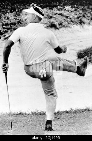 14 AVRIL 1964 ARNOLD PALMER EXHORTE SON BALLON DANS LE TROU EN ROUTE POUR GAGNER SA QUATRIÈME VESTE DE GOLF DE CHAMPIONNAT DE GOLF À AUGUSTA, GÉORGIE, ETATS-UNIS. Banque D'Images