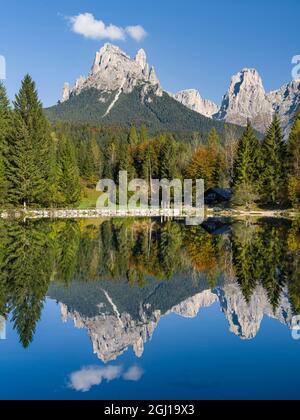 Lago Welsperg. Valle del Canali dans la chaîne de montagnes Pale di San Martino, une partie du site du patrimoine mondial de l'UNESCO, Dolomites, dans les Dolomites du Prim Banque D'Images