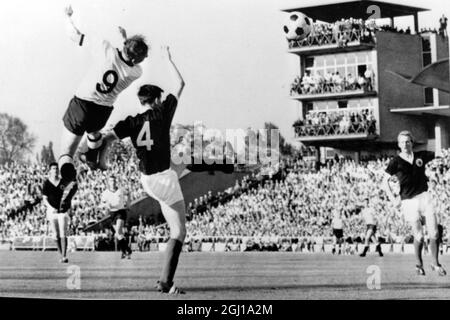 INTERNATIONAL FOOTBALL ECOSSE V ALLEMAGNE - UWE SEELER ET GREIG EN ACTION À HANOVRE - 12 MAI 1964 Banque D'Images