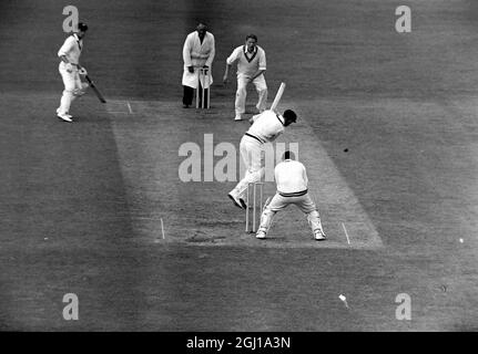 CRICKET AUSTRALIA V NOTTINGHAM GILHOULEY BATSMAN EN ACTION - ; 15 MAI 1964 Banque D'Images