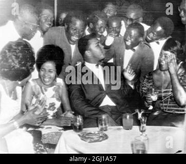 CHAMPION AMÉRICAIN DE BOXE CASSIUS CLAY MUHAMMAD ALI À ACCRA, GHANA - ; 17 MAI 1964 Banque D'Images