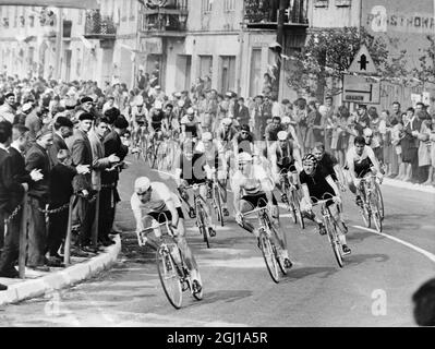 COURSE CYCLISTE DE PAIX ENTRE LODZ ET WROCLAW EN POLOGNE ; 19 MAI 1964 Banque D'Images