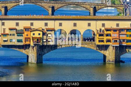 Ponte Vecchio, Florence, Toscane, Italie. Pont construit à l'origine à l'époque romaine, reconstruit en 1345. Banque D'Images