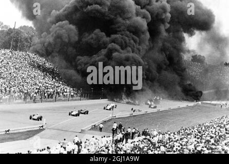 31 MAI 1964 Indy 500 tragédie. Des nuages de fumée noire ont enveloppé la foule ici hier après un accident multichar dans les premières minutes de la célèbre course automobile d'Indianapolis de 500 miles. Deux conducteurs américains, Eddie Sachs et Dave McDonald, ont été tués et cinq autres blessés. La course a dû être relancée, la première fois depuis son instauration en 1909. Le gagnant était Texan A J Foyt, 29 ans, à la tête d'un Offenhauser. Indianapolis, Indiana, États-Unis Banque D'Images