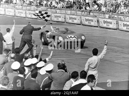 2 JUIN 1964 Ludovico Scarfietti remporte la course de 1000 km sur le circuit de Nurburgring dans une Ferrari, Adenau, Allemagne Banque D'Images