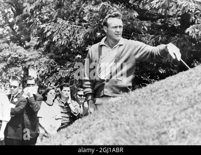 5 JUIN 1964 Arnold Palmer regarde la colline jusqu'au premier green au Westchester Country Club pendant le tournoi de golf Thunderbird Classic Invitational à Rye, New York, USA. Banque D'Images