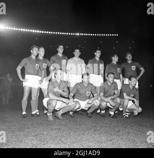 FOOTBALL ÉQUIPE D'ANGLETERRE POSE AVANT LE MATCH V ARGENTINE À RIO DE JANEIRO ; 10 JUIN 1964 Banque D'Images