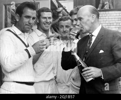 CRICKET LE CAPITAINE AUSTRALIEN SIMPSON GÉRANT STEELE CHAMPAGNE TOAST À MANCHESTER ; 29 JUILLET 1964 Banque D'Images