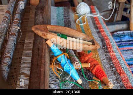 L'Europe, Roumanie, Suceava County, Vatra. Modovitei Ciumarna commune de village. Le tissage des outils du métier. Banque D'Images