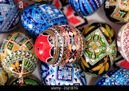 La Roumanie. La Bucovine, Moldovita, réputé pour décoratif oeufs peints pour les vacances de Pâques. Banque D'Images