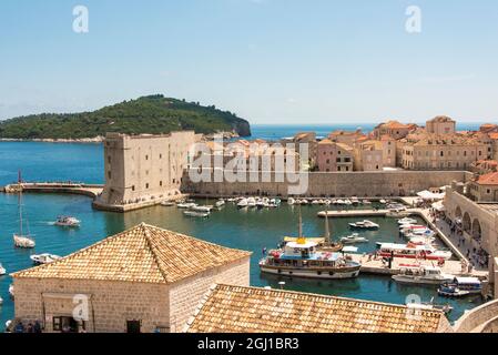 Croatie, Dubrovnik. Vieille ville fortifiée et port de plaisance. La forteresse Saint-Jean (Sveti Ivan) s'appelle la Tour Mulo. Île Lokrum au large. Banque D'Images