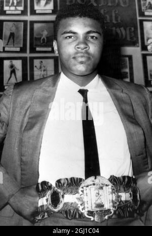 CHAMPION AMÉRICAIN DE BOXE CASSIUS MARCELIUS CLAY MUHAMMAD ALI AVEC CEINTURE DE CHAMPIONNAT À NEW YORK ; 18 SEPTEMBRE 1964 Banque D'Images