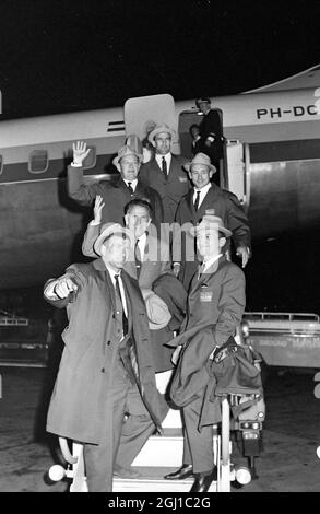 L'ÉQUIPE DE LUTTE DE JUGOSLAVIAN ARRIVE À TOKYO, AU JAPON, POUR LES JEUX OLYMPIQUES ; 23 SEPTEMBRE 1964 Banque D'Images