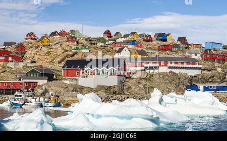 Port et ville d'Uummannaq, au nord-ouest du Groenland, situés sur une île du système de fjord d'Uummannaq. Banque D'Images