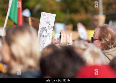 Helsinki, Finlande - 27 septembre 2019 : un homme prend la photo d'un panneau présentant Greta Thunberg et le slogan « How DARE You » aux vendredis for future and S. Banque D'Images