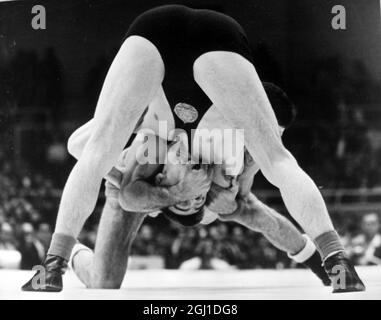 JEUX OLYMPIQUES, JEUX OLYMPIQUES DE SPORT - LA XVIII E OLYMPIADE À TOKYO, JAPON - JEUX OLYMPIQUES DE LUTTE IVANOV V KHOKHASHVILI IMBRIQUÉ ; 16 OCTOBRE 1964 Banque D'Images