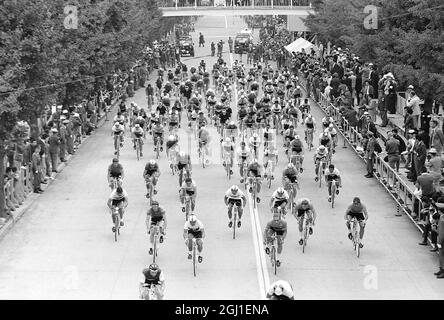 JEUX OLYMPIQUES, JEUX OLYMPIQUES DE SPORT - LA XVIII E OLYMPIADE À TOKYO, JAPON - DÉBUT DE LA COURSE À VÉLO ; 23 OCTOBRE 1964 Banque D'Images