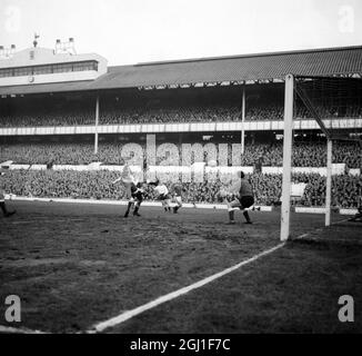 JIMMY GREAVES EN ACTION - EVERTON FOOTBALL CLUB V TOTTENHAM HOTSPUR SPIRES - ; 19 DÉCEMBRE 1964 Banque D'Images