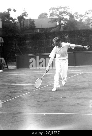 L'honorable Peter Aitken, fils de Lord Beaverbrook en jeu lors des championnats juniors de tennis sur gazon à Wimbledon - le 10 septembre 1929 Banque D'Images