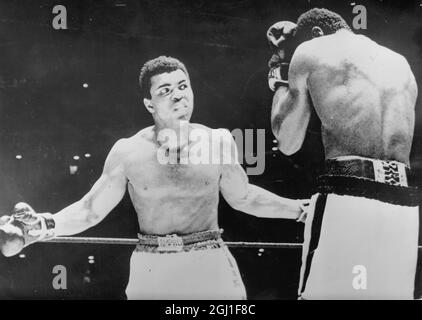 Muhammad Ali boxer américain et ancien poids lourd trois fois dans le ring de boxe avec Ernie Terrell 1967 Banque D'Images