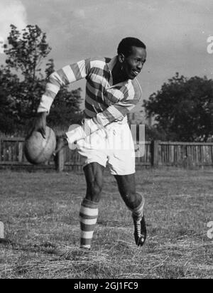 Emmanuel McDonald Bailey est sur le point de devenir un professionnel de la Ligue de rugby avec le club de football de la Ligue de rugby Leigh Lancashire 1953 Banque D'Images