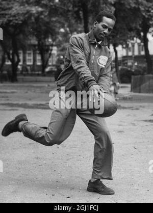 Emmanuel McDonald Bailey est sur le point de devenir un professionnel de la Ligue de rugby avec le club de football de la Ligue de rugby Leigh Lancashire 1953 Banque D'Images