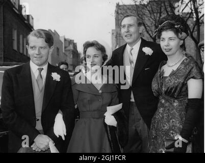 Roger Banister et son épouse avec M. et Mme Chris Chataway après avoir assisté au mariage de l'athlète olympique Chris Brasher et de la star de tennis Shirley Bloomer à Chelsea Londres 1959 Banque D'Images