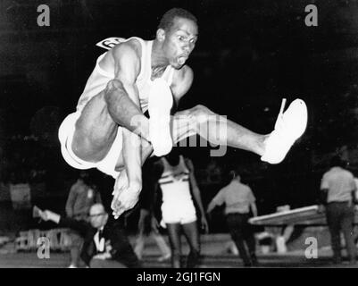 Bob BeamOn en action pendant les championnats d'athlétisme en salle de l'amateur Athletic Union en Californie pendant le long saut 1968 Banque D'Images