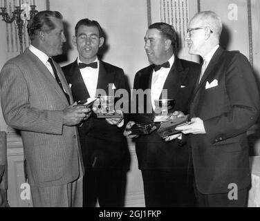 Tommy Bolt ( à gauche ) , le champion américain de golf ouvert , discute avec les golfeurs irlandais Christy O ' Connor et Harry Bradshaw , et le consul général irlandais à New York , John Conway , au Metropolitan Golf Writers Dinner à l'hôtel Plaza . O ' Connor et Bradshaw ont reçu les écrivains Gold Tee Trophies au dîner . 30 janvier 1959 Banque D'Images