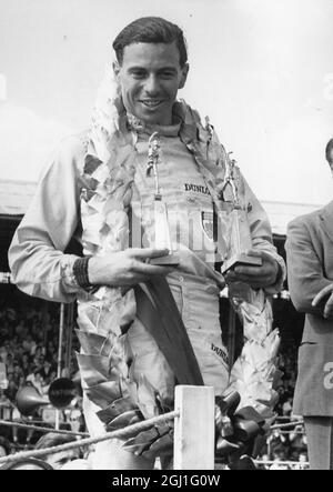 Jim Clark : 1936 - 1968 , pilote britannique de Formule 1 d'Écosse , présenté à Silverstone , Angleterre , dans son Lotus-Climax comme vainqueur du 16e RAC Grand Prix britannique 20 juillet 1963 Banque D'Images