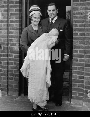 Troisième enfant de Colin Cowdrey une fille Carolyn Susan dans des robes de baptême détenues par la mère Penny Chiesman 1962 Banque D'Images