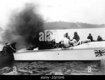 Kaye Don à partir du moteur de Miss Angleterre III sur Loch Lomond - 9 juillet Banque D'Images