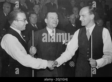 Walter Donaldson (à droite) félicité par Fred Davis après avoir remporté le championnat du monde de snooker - Joe David est au centre (ancien champion non défait) - Leicester Square Hall - 24 octobre 1947 Banque D'Images