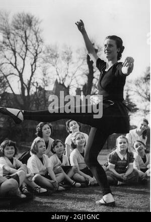 Mme Geoffrey Dyson , Maureen ( Gardner ) athlète olympique hurdler présente à ses jeunes élèves à son école de ballet de Wanstead Essex le 7 avril 1953 Banque D'Images