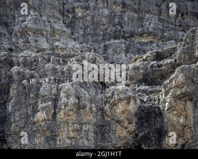 Escalade sous la pluie dans trois sommets de Lavaredo dolomites panorama montagnes Banque D'Images