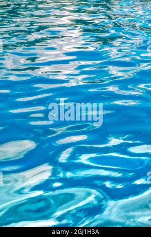 Réflexion abstraite sur les ondulations d'eau Banque D'Images