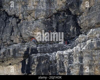 Escalade sous la pluie dans trois sommets de Lavaredo dolomites panorama montagnes Banque D'Images